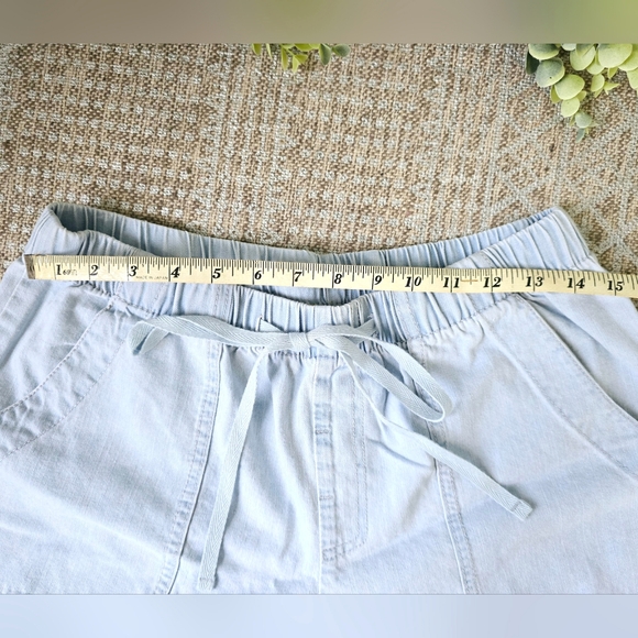 Jean shorts | size Large (but fits like a med)  | light blue | frayed hemline - Picture 5 of 7